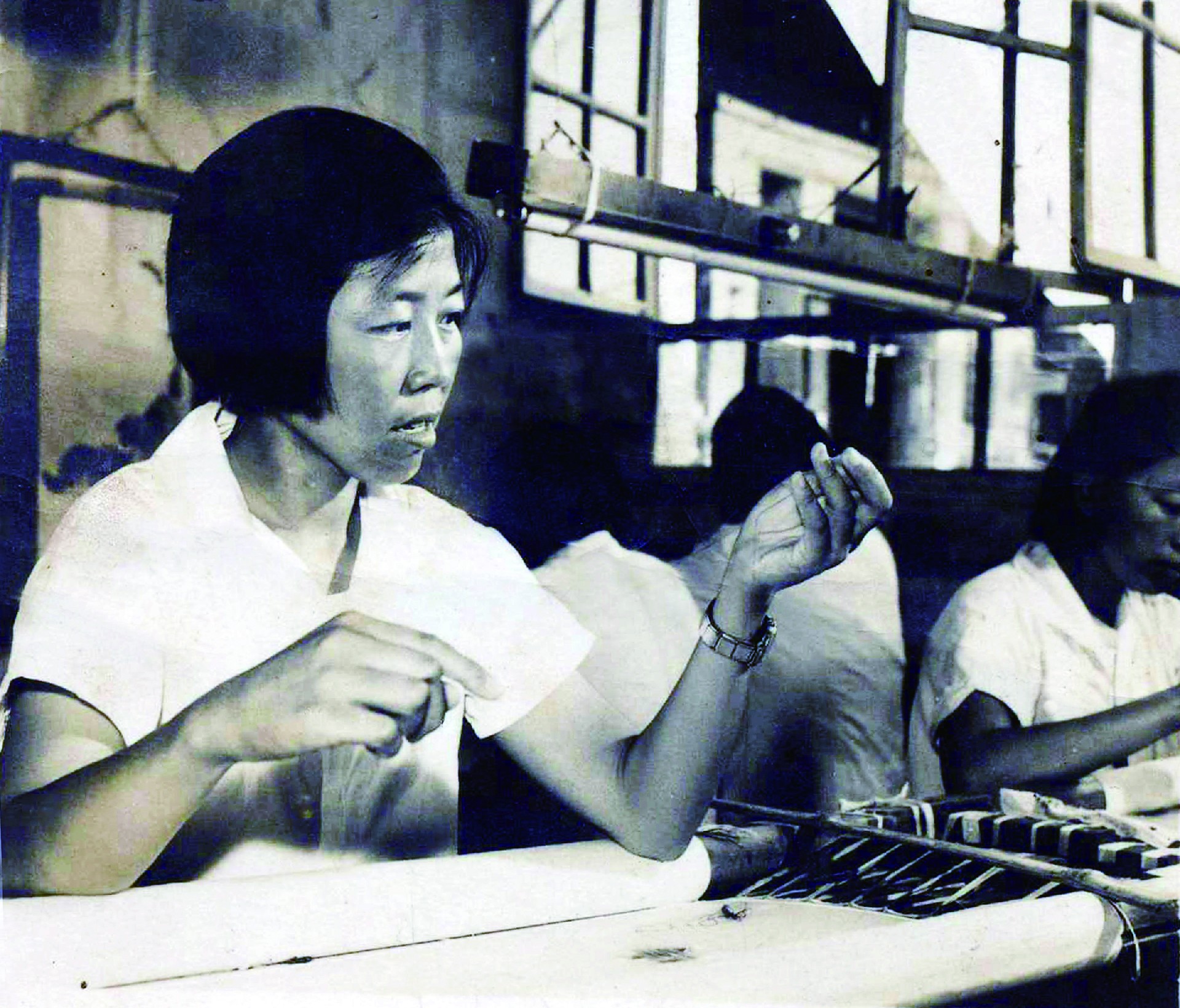 青年时代的王素花在刺绣工作中.jpg