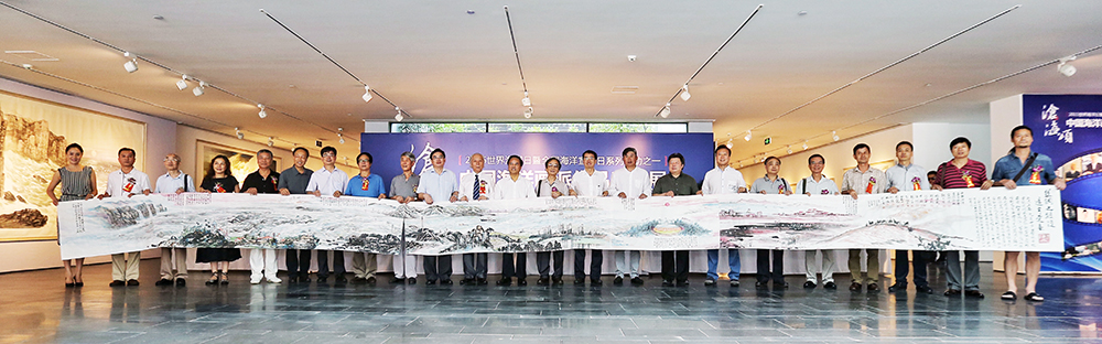 2015海洋画派艺术家联袂创作长卷作品《丝绸之路从远古走来》捐赠给海南省人民政府.JPG
