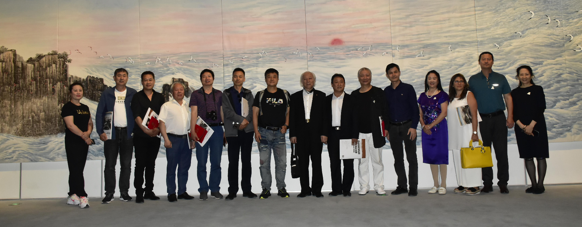 出席2021沧海颂中国海洋画作品展的部分海洋画派艺术家在宋明远的参展作品前合影.jpg